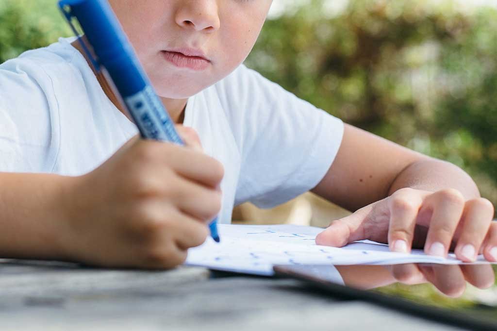 crop-child-studying-in-garden-PDAHZ8S--min